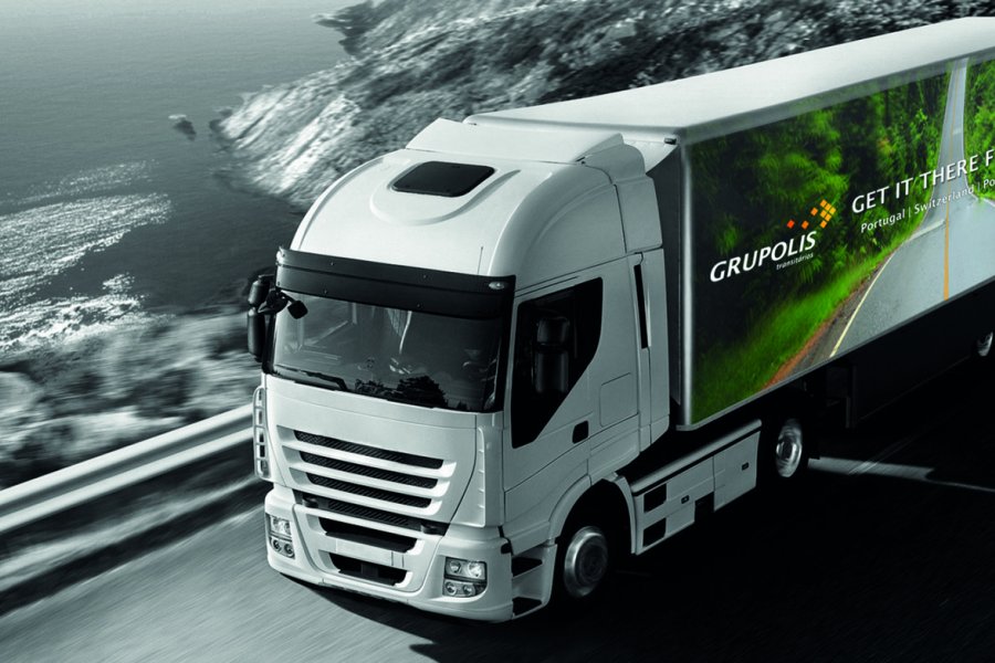 Camião de Transporte Rodoviário com a marca Grupolis em movimento